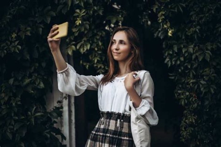 20 fun selfie ideas for girls to spice up your Instagram page