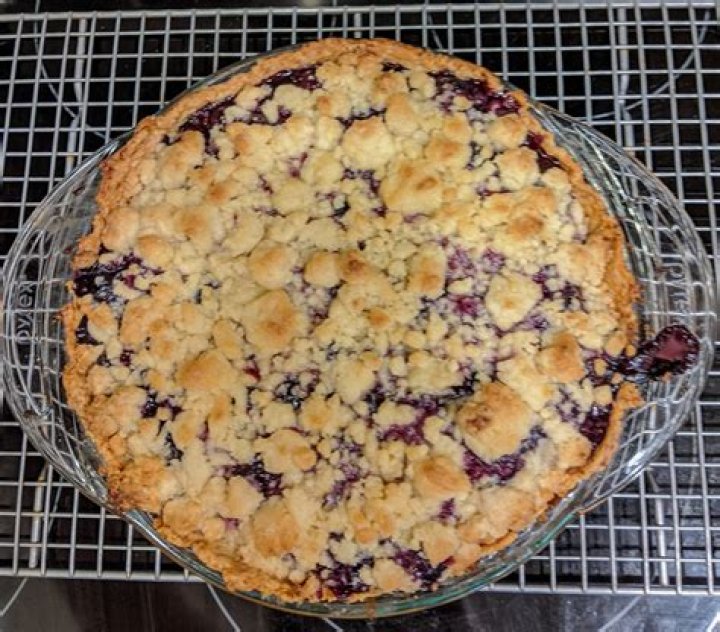 blackberry-blueberry crumb pie
