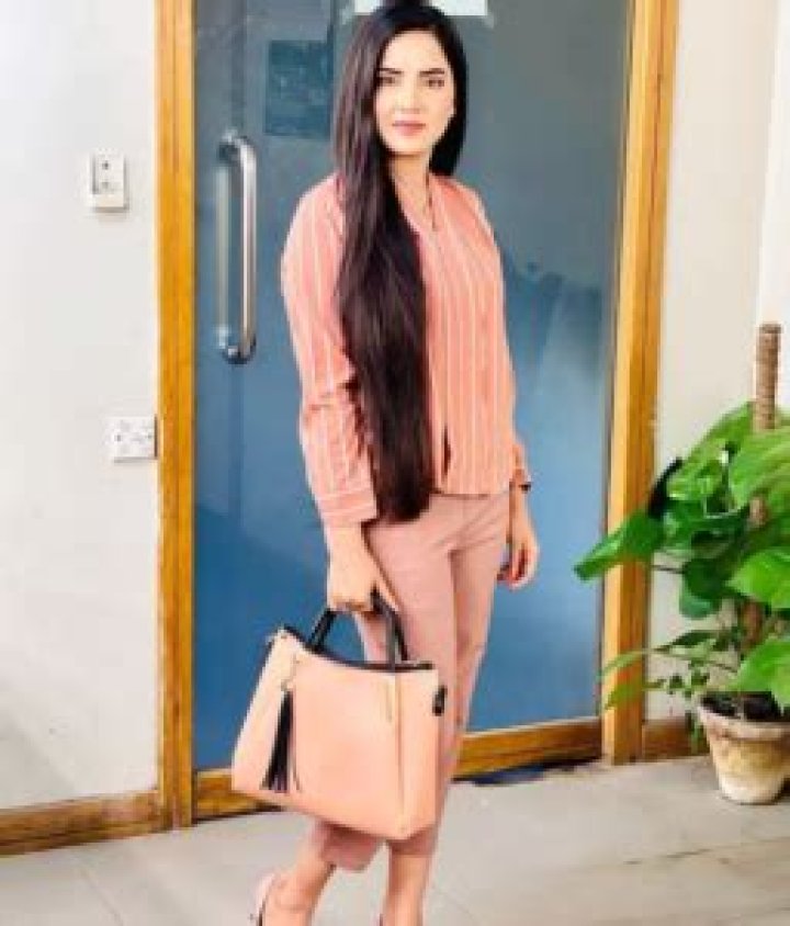 Kiran Naz Biography – Anchor Age, Husband, Daughter, Salary, Pics